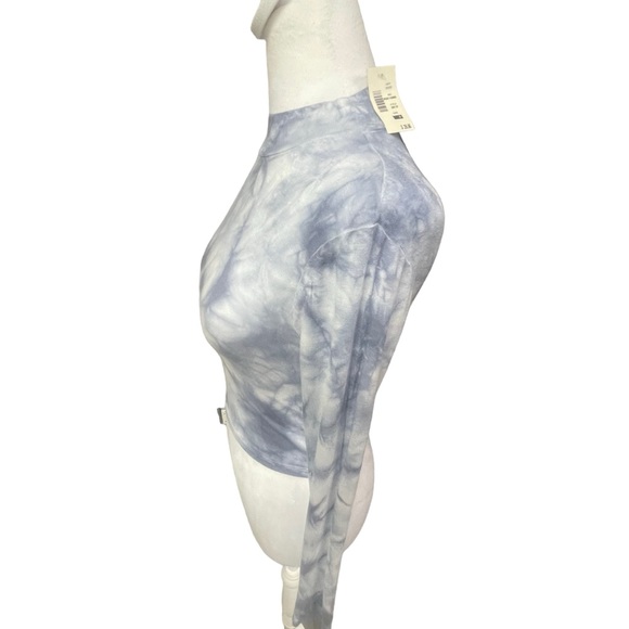 Aeropostale. Sz Small. Crop Top.. Small hole Rt arm. - Picture 6 of 16